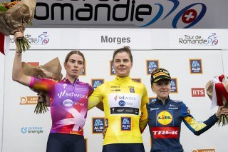 Lotte Kopecky (au centre) a remporté le TdR Féminin, devant Demi Vollering (à gauche) et Gaia Realini (à droite) KEYSTONE/JEAN-CHRISTOPHE BOTT